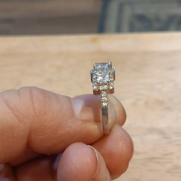 Elegant Silver Women's Ring - Picture 2 of 3